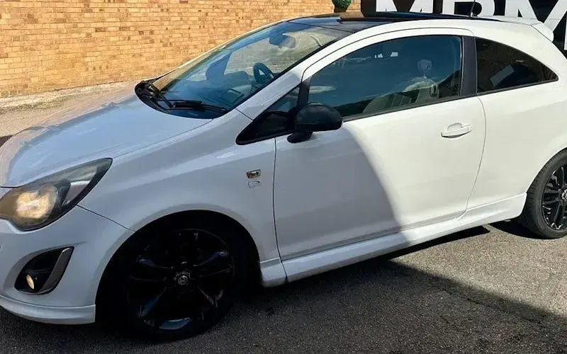 Used Vauxhall Corsa Edition 86 HP (63 kW) 2014 White Hatchback