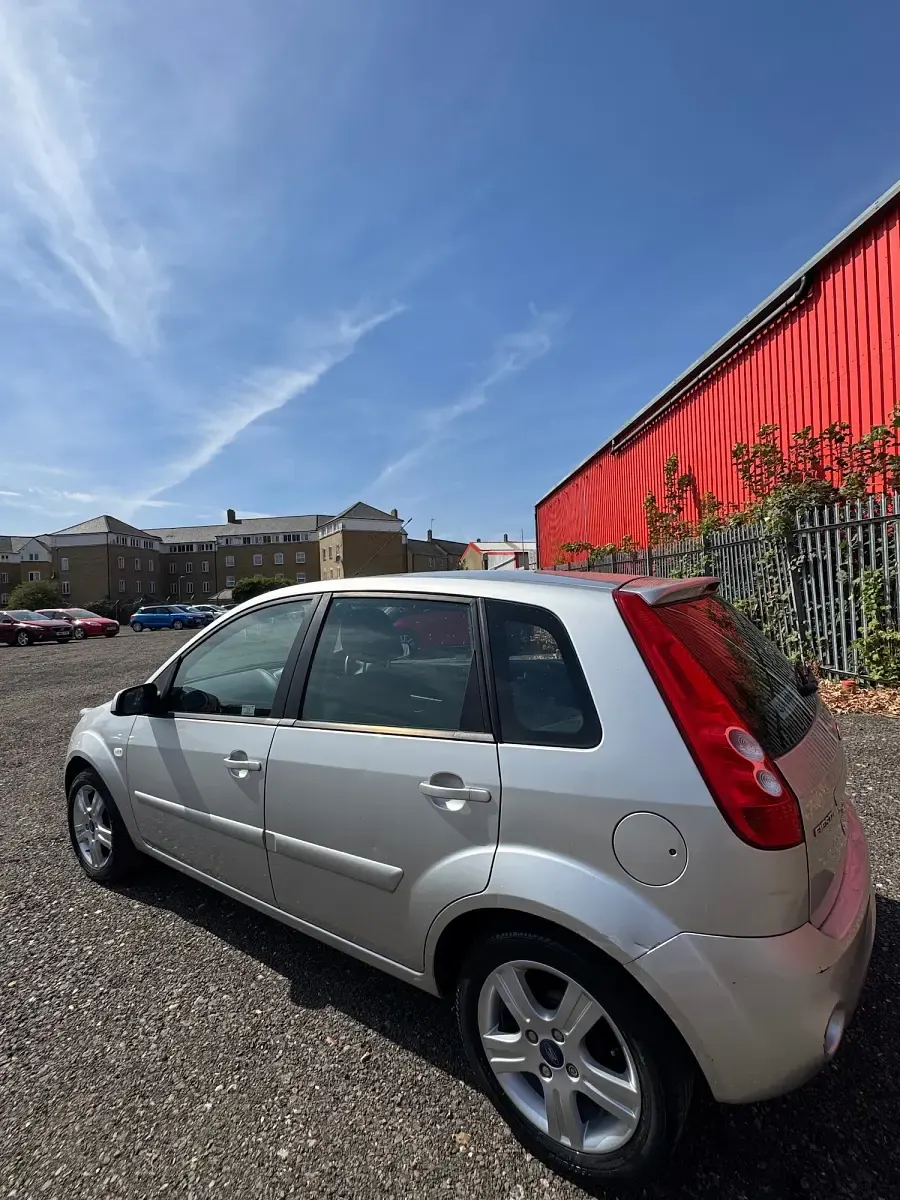 Used Ford Fiesta Zetec 75 HP (55 kW) 2007 Silver Hatchback
