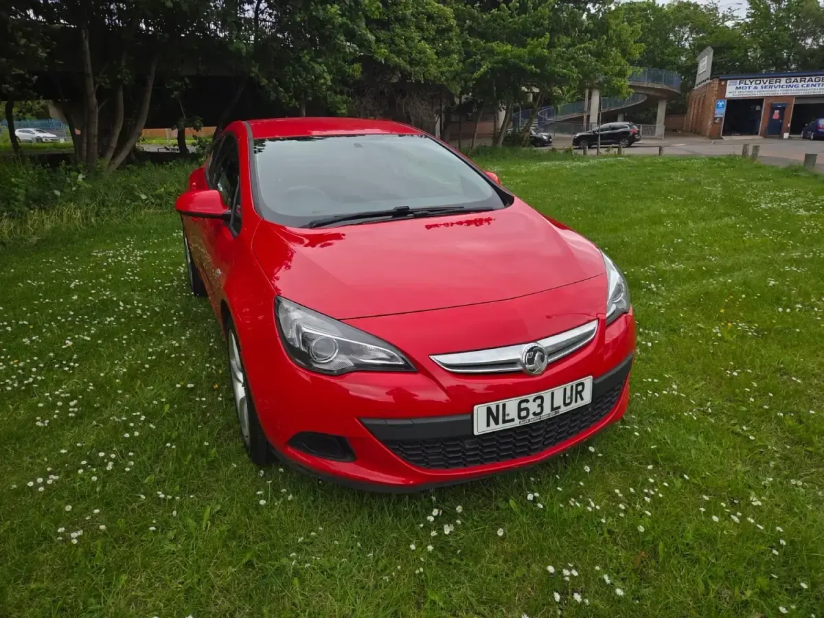 Usado Vauxhall Astra GTC Sport 2013 Vermelho Citadino