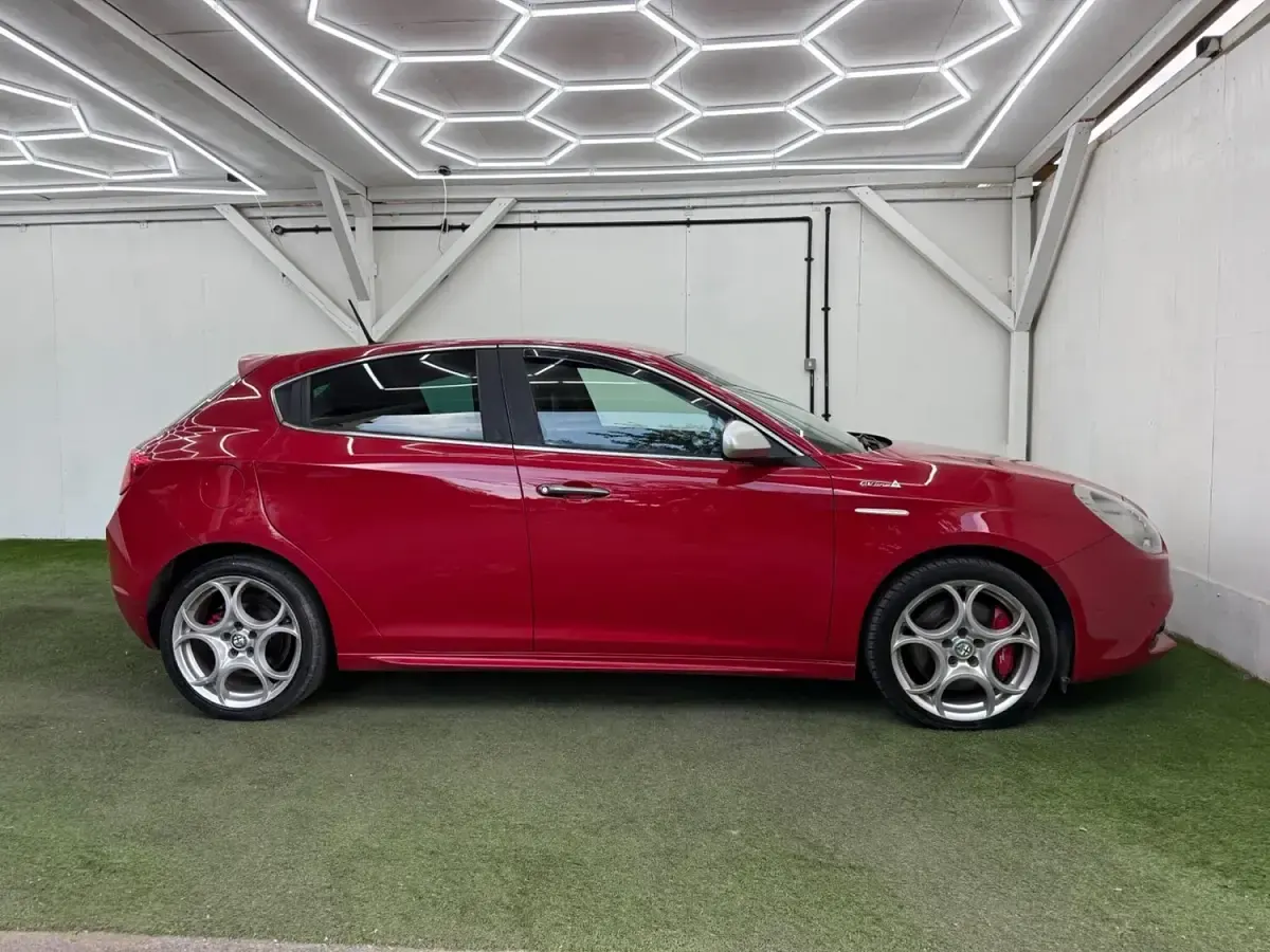 Used Alfa Romeo Giulietta Quadrifoglio Verde 175 HP (128 kW) 2015 Red Hatchback