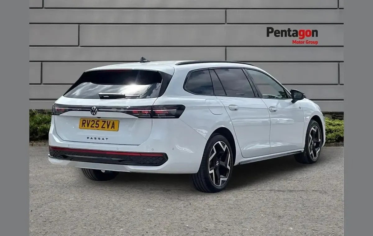 Begagnad VW Passat R-line 200 HK (147 kW) 2025 Vit Kombi
