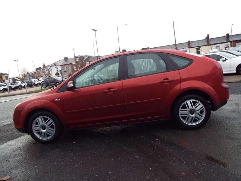 Used Ford Focus Ghia 99 HP (72 kW) 2007 Red Hatchback