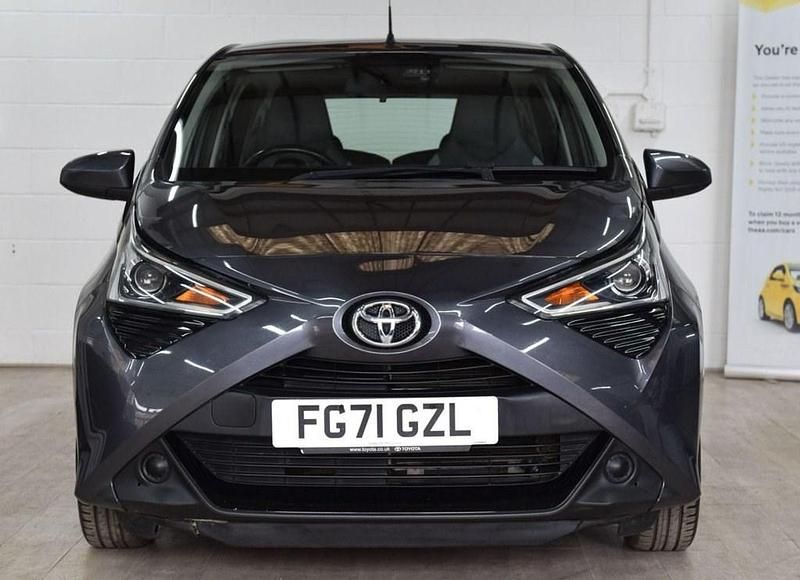 Usado Toyota Aygo X-play 71 HP (52 kW) 2021 Cinzento Citadino