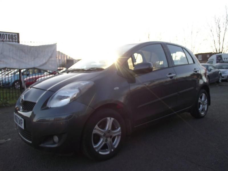 Used Toyota Yaris 99 HP (72 kW) 2010 Grey Hatchback
