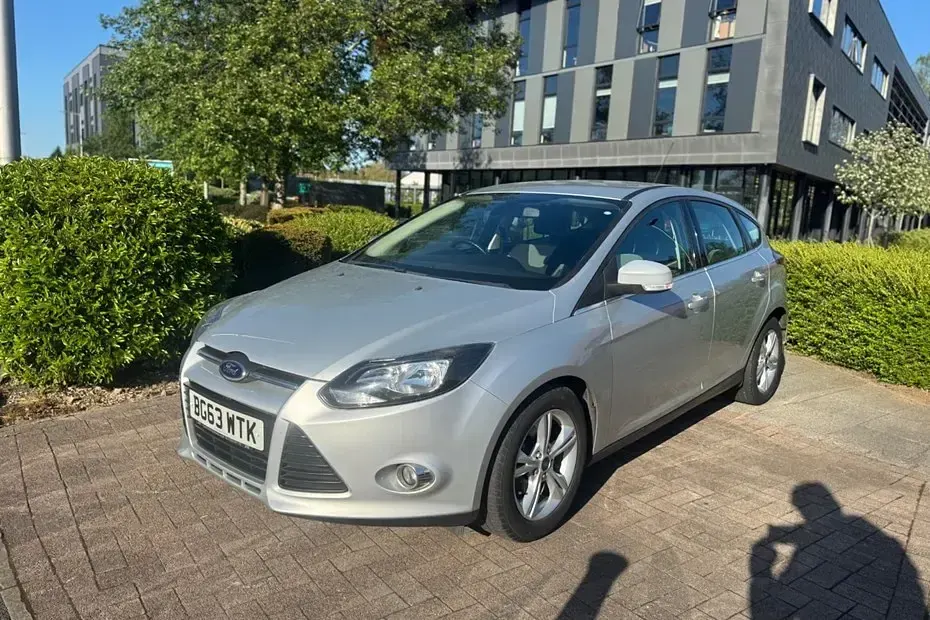 Usado Ford Focus Zetec 115 HP (84 kW) 2013 Prateado Citadino