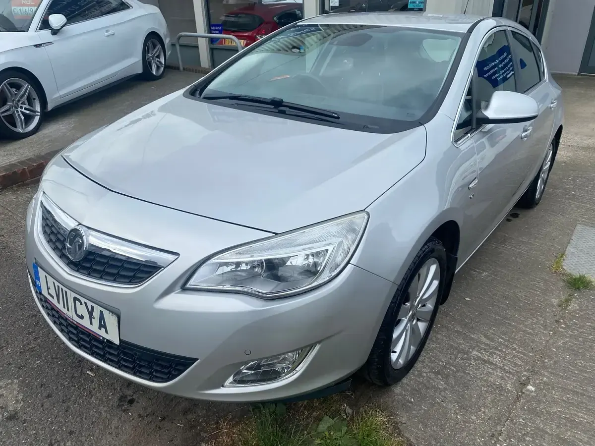 Used Vauxhall Astra Elite 115 HP (84 kW) 2011 Silver Hatchback