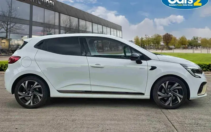 Used Renault Clio V Engineered 145 HP (106 kW) 2023 White Hatchback