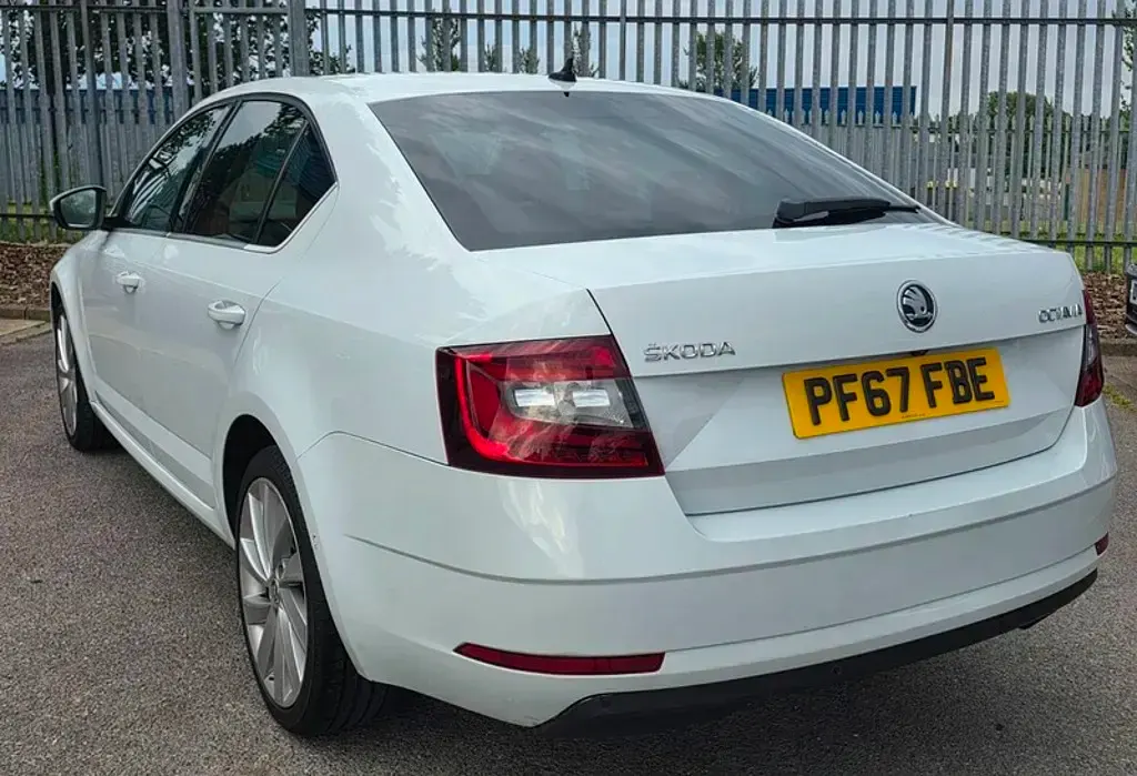 Used Skoda Octavia LAURIN & KLEMENT 150 HP (110 kW) 2017 White Hatchback