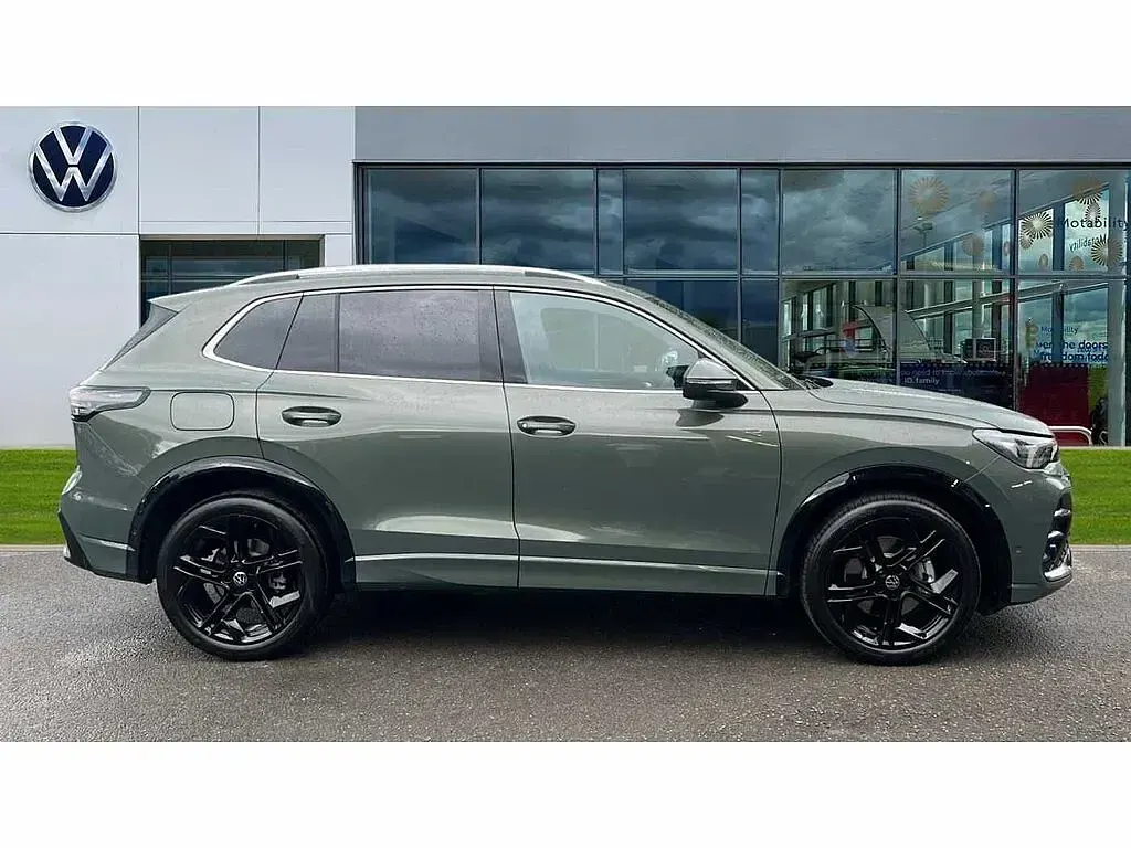 Used VW Tiguan R-line 204 HP (150 kW) 2026 Cipressino green metallic SUV