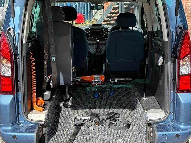 Usado Citroën Berlingo Feel 100 HP (73 kW) 2019 Azul Monovolume