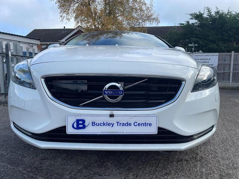 Used Volvo V40 SE 180 HP (132 kW) 2025 White Hatchback