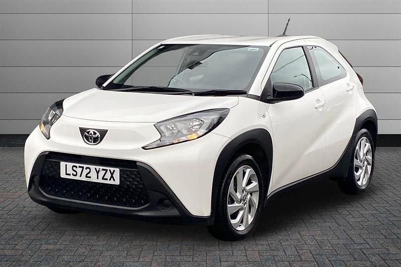 Used Toyota Aygo X PURE 72 HP (52 kW) 2022 White SUV