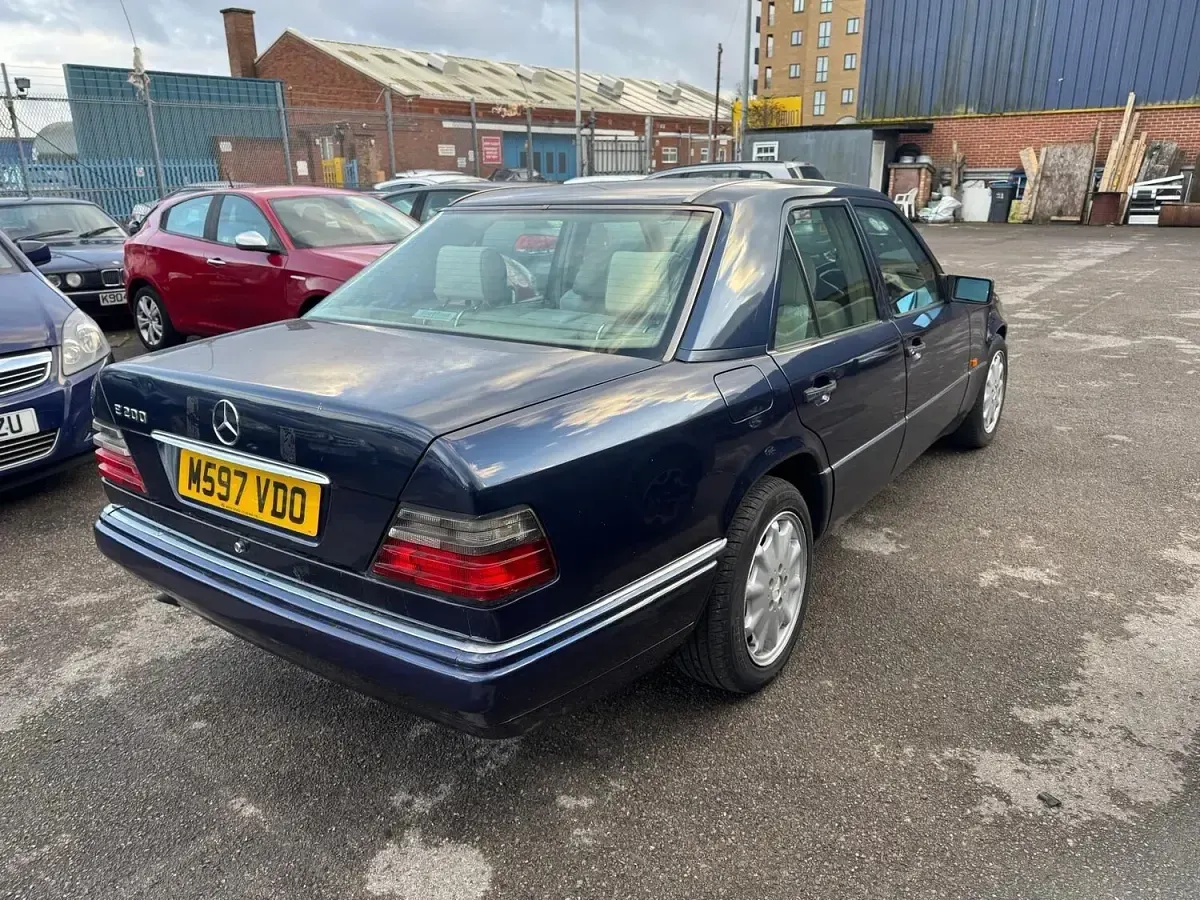 Used Mercedes E200 1995 Blue Sedan