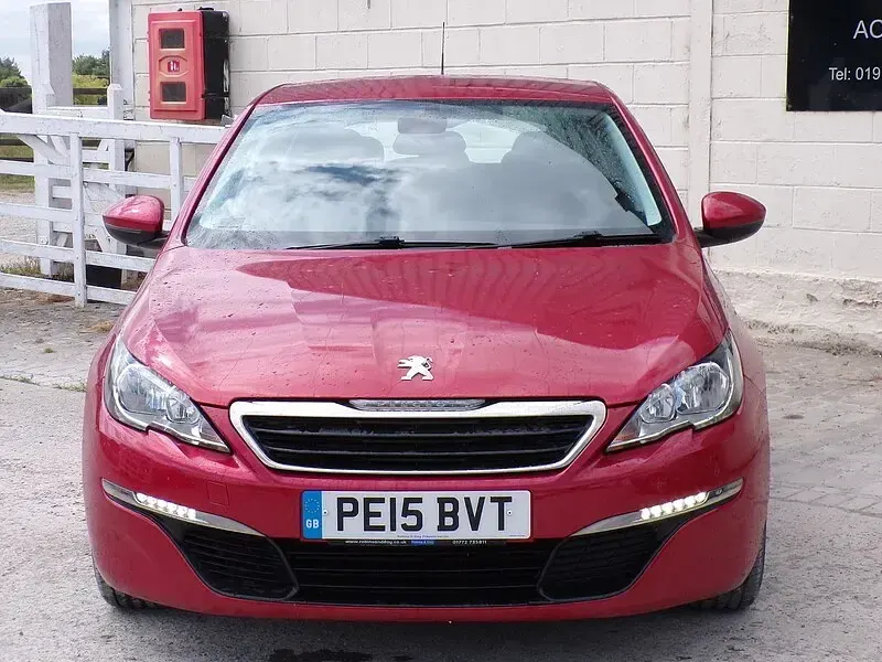 Used Peugeot 308 Active 100 HP (73 kW) 2015 Red Hatchback