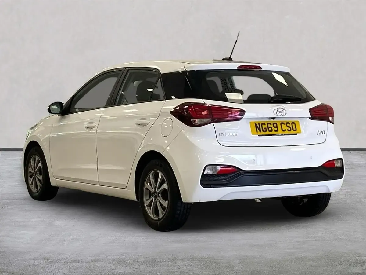 Used Hyundai i20 SE 84 HP (61 kW) 2020 White Hatchback