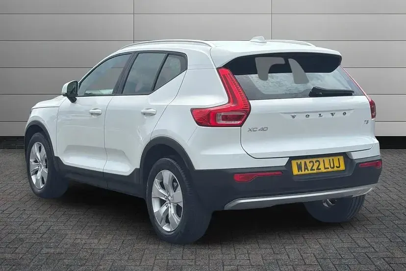 Used Volvo XC40 Momentum 161 HP (118 kW) 2022 Glacier silver SUV