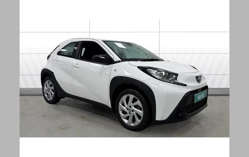 Used Toyota Aygo X PURE 72 HP (52 kW) 2024 White SUV