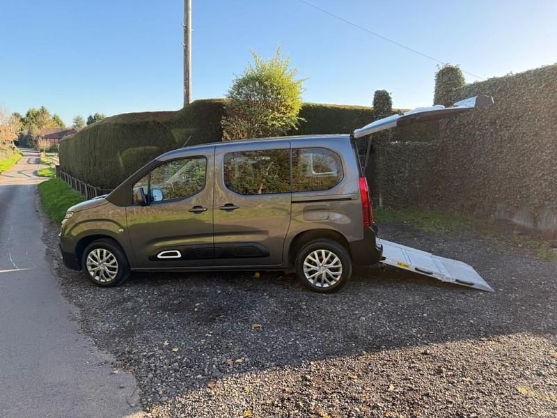 Usado Citroën Berlingo Feel 130 HP (95 kW) 2019 Cinzento Monovolume