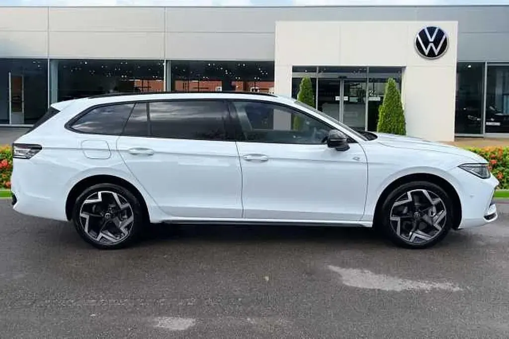 New VW Passat R-line 203 HP (149 kW) 2025 White Estate