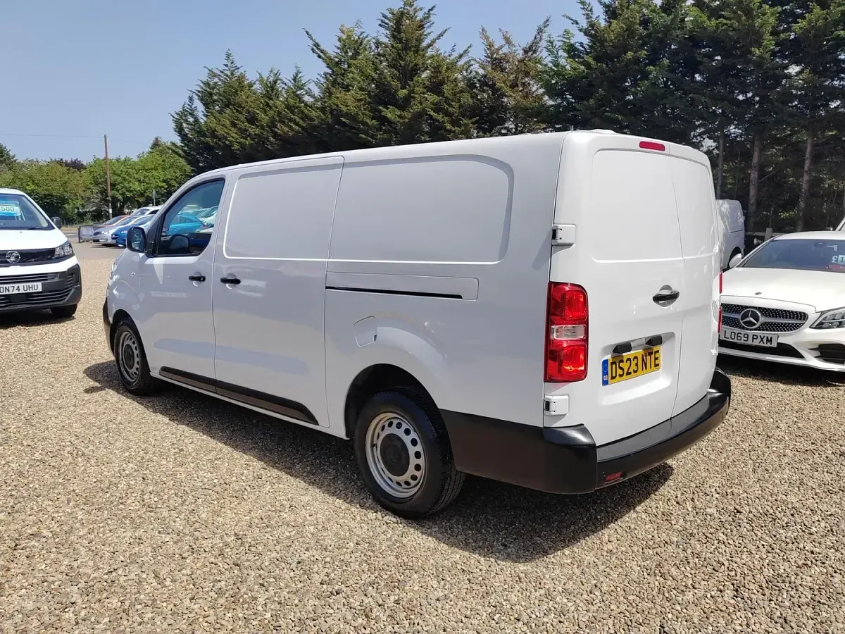 Used Vauxhall Vivaro S 100 HP (73 kW) 2023 White MPV