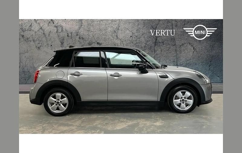 Usado Mini Cooper Classic 136 HP (100 kW) 2022 Prateado Citadino