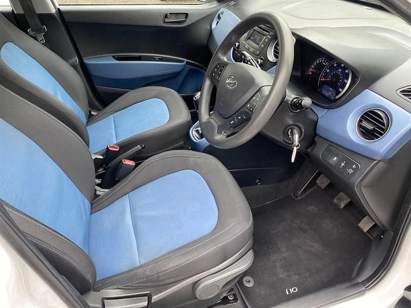 Used Hyundai i10 SE 67 HP (49 kW) 2014 White Hatchback