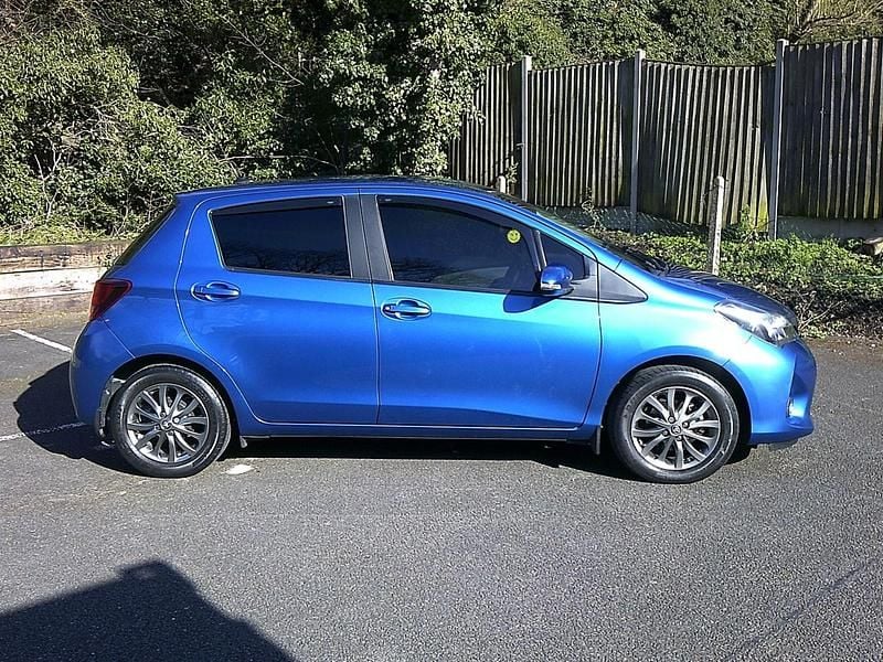 Used Toyota Yaris 99 HP (72 kW) 2016 Blue Hatchback