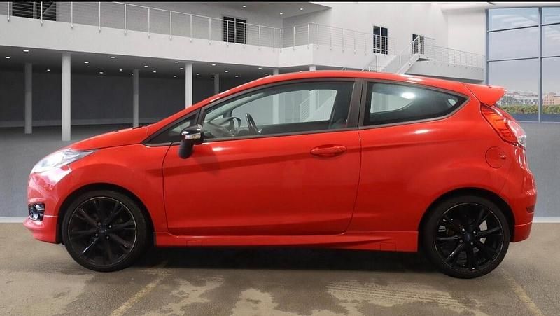 Used Ford Fiesta Zetec 140 HP (102 kW) 2015 Red Hatchback