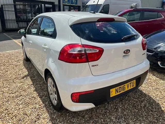 Used Kia Rio Air 75 HP (55 kW) 2016 White Hatchback