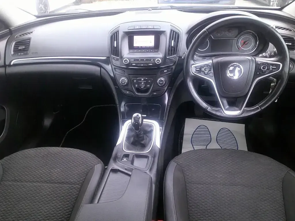 Second-hand Vauxhall Insignia S 140 CP (102 kW) 2014 Argintiu Hatchback