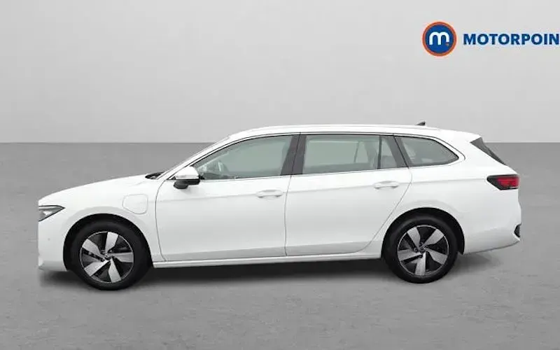 Used VW Passat Life 204 HP (150 kW) 2025 White Estate