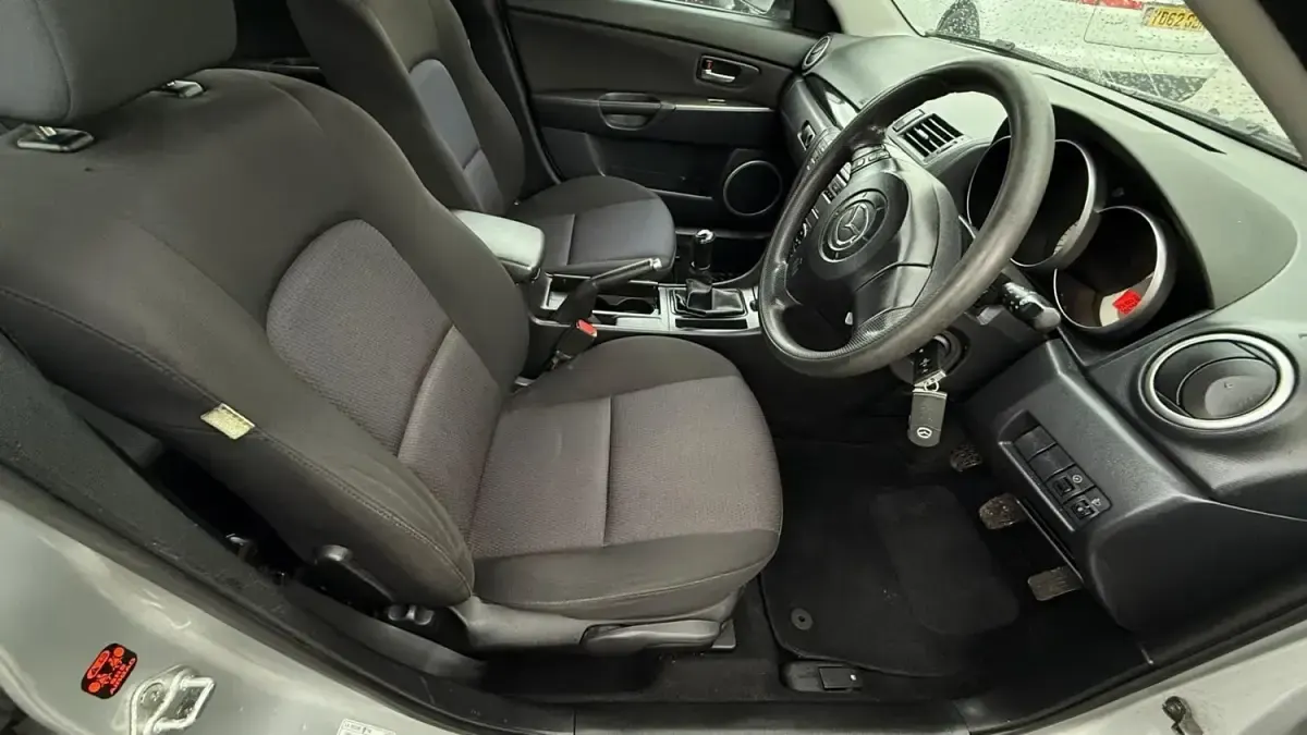 Usado Mazda 3 105 HP (77 kW) 2007 Prateado Citadino