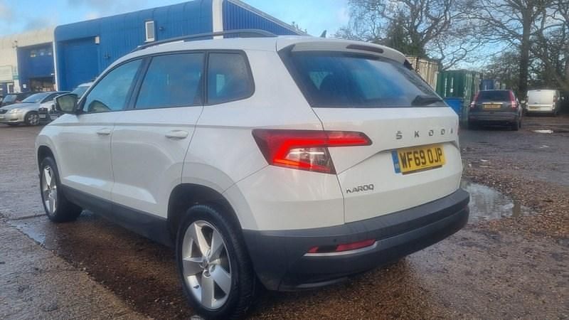 Used Skoda Karoq SE 115 HP (84 kW) 2019 White SUV