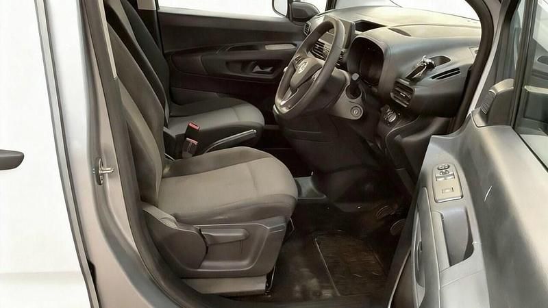 Used Vauxhall Combo Design Edition 100 HP (73 kW) 2020 Grey MPV