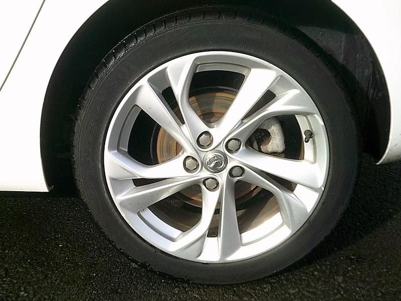 Used Vauxhall Astra SRi 2017 Summit white Hatchback