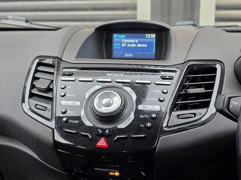 Used Ford Fiesta Titanium 125 HP (91 kW) 2013 Blue Hatchback