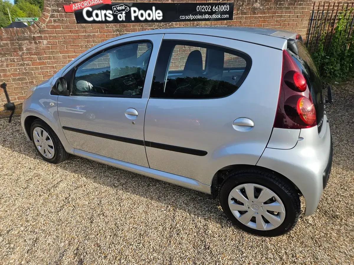 Used Peugeot 107 Active 68 HP (50 kW) 2012 Silver Hatchback