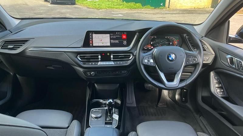 Usado BMW 118 Sport Line 134 HP (98 kW) 2022 Preto Citadino