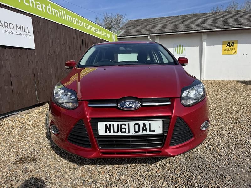 Used Ford Focus Zetec 125 HP (91 kW) 2011 Red Hatchback