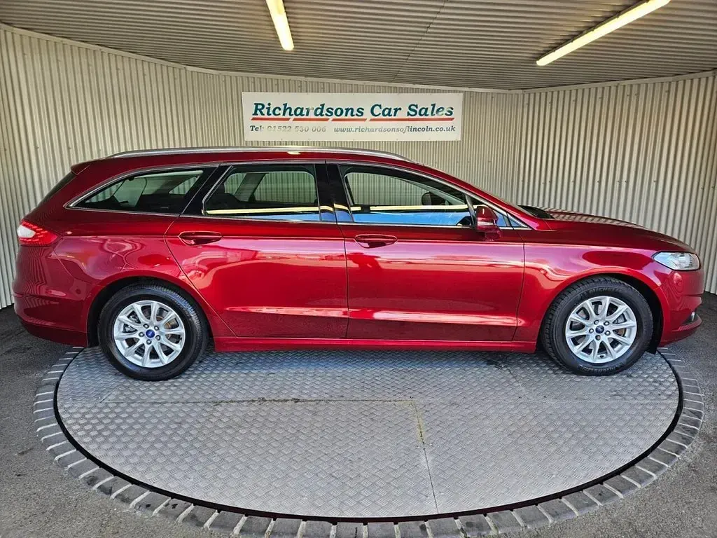 Used Ford Mondeo Zetec 160 HP (117 kW) 2015 Red Estate