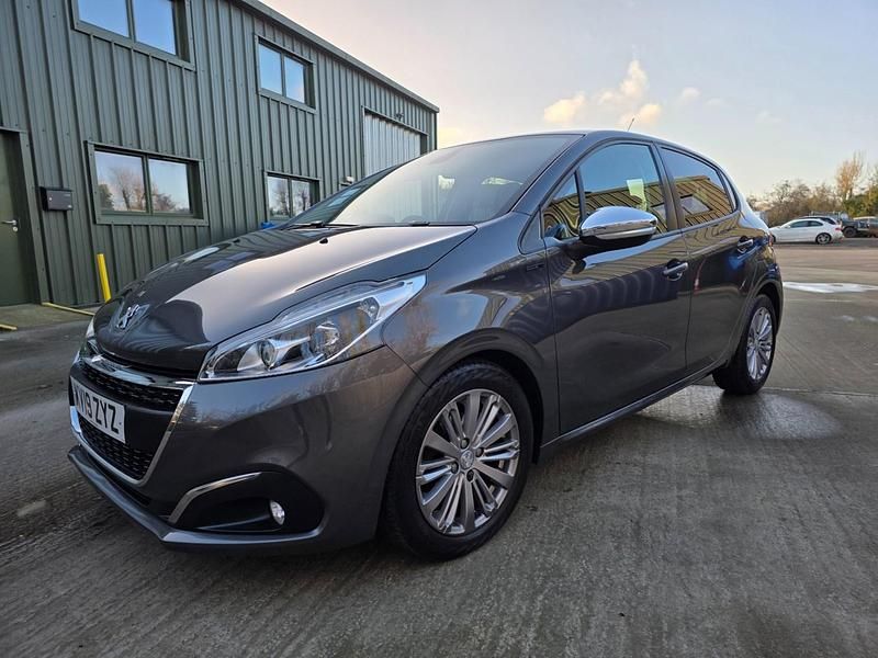 Used Peugeot 208 Signature Sky 82 HP (60 kW) 2019 Grey Hatchback