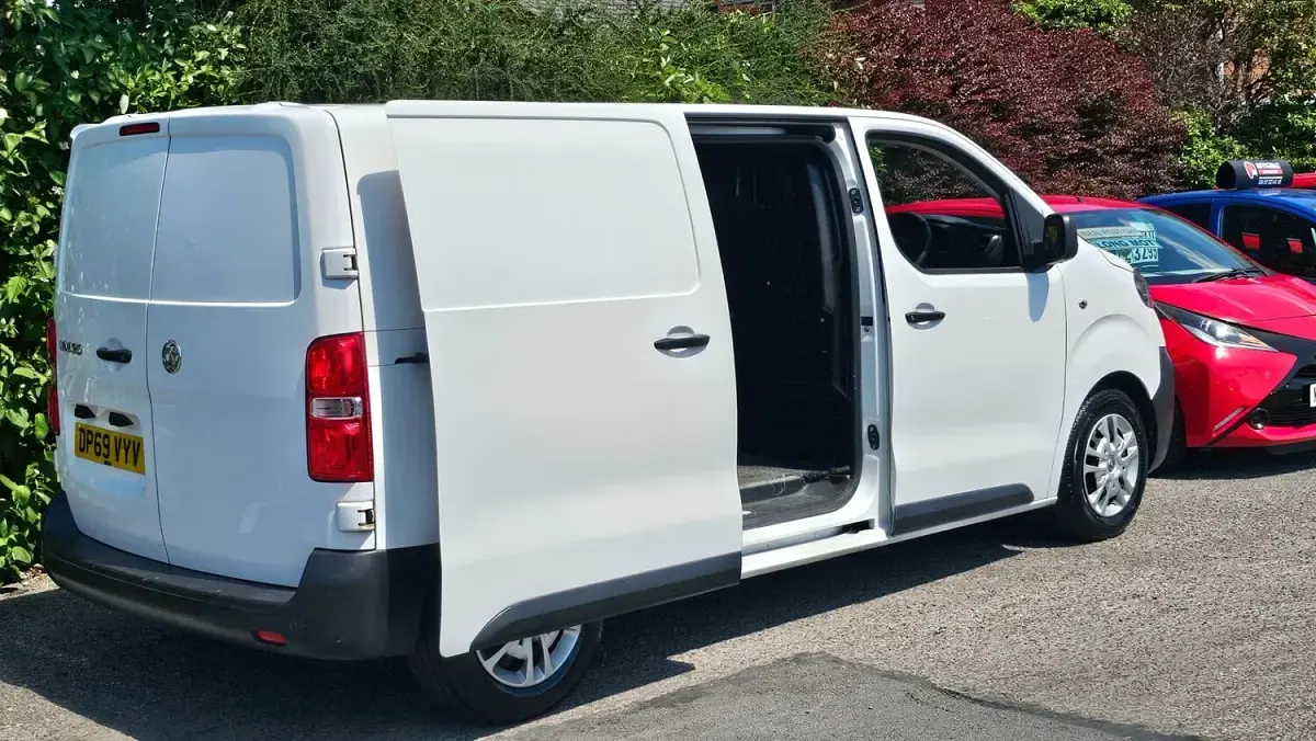 Used Vauxhall Vivaro 100 HP (73 kW) 2019 White MPV