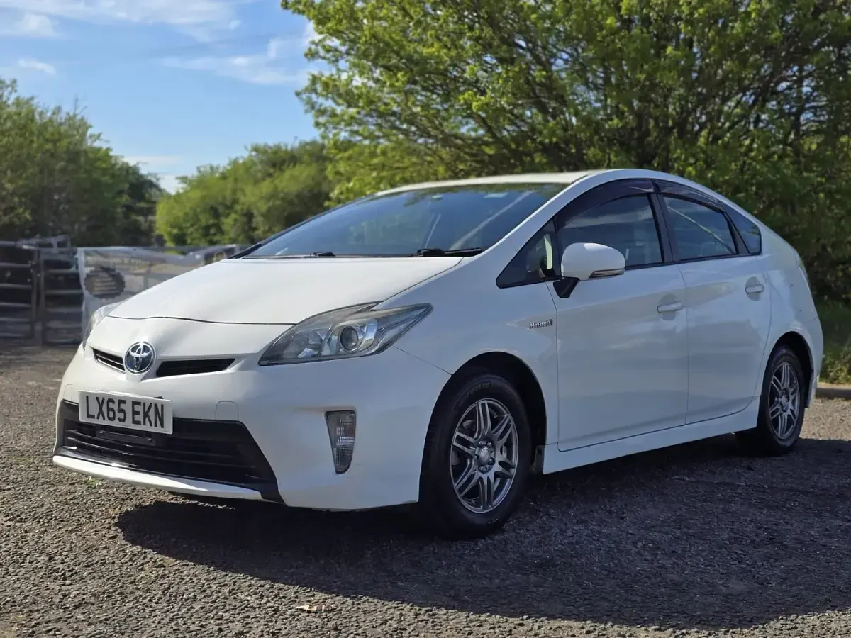 Used Toyota Prius 2015 White Hatchback