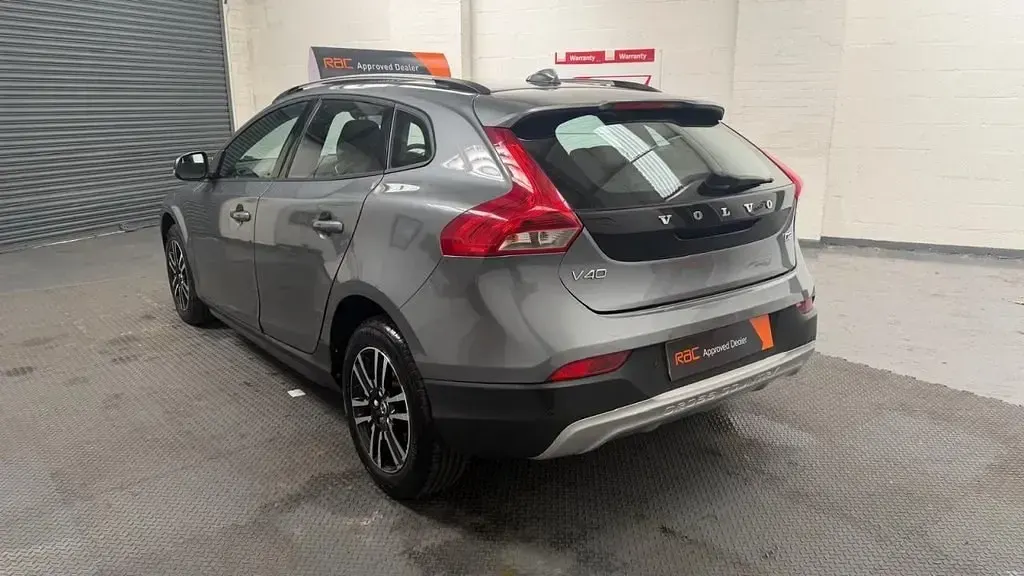 Usado Volvo V40 Plus 120 CV (88 kW) 2017 Gris Utilitario
