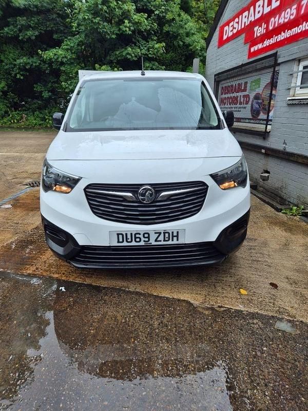 Second-hand Vauxhall Combo Edition 100 CP (73 kW) 2019 Alb Monovolum