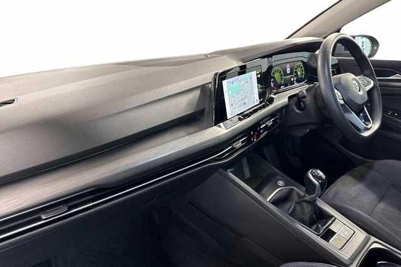 Second-hand VW Golf VIII 130 CP (95 kW) 2021