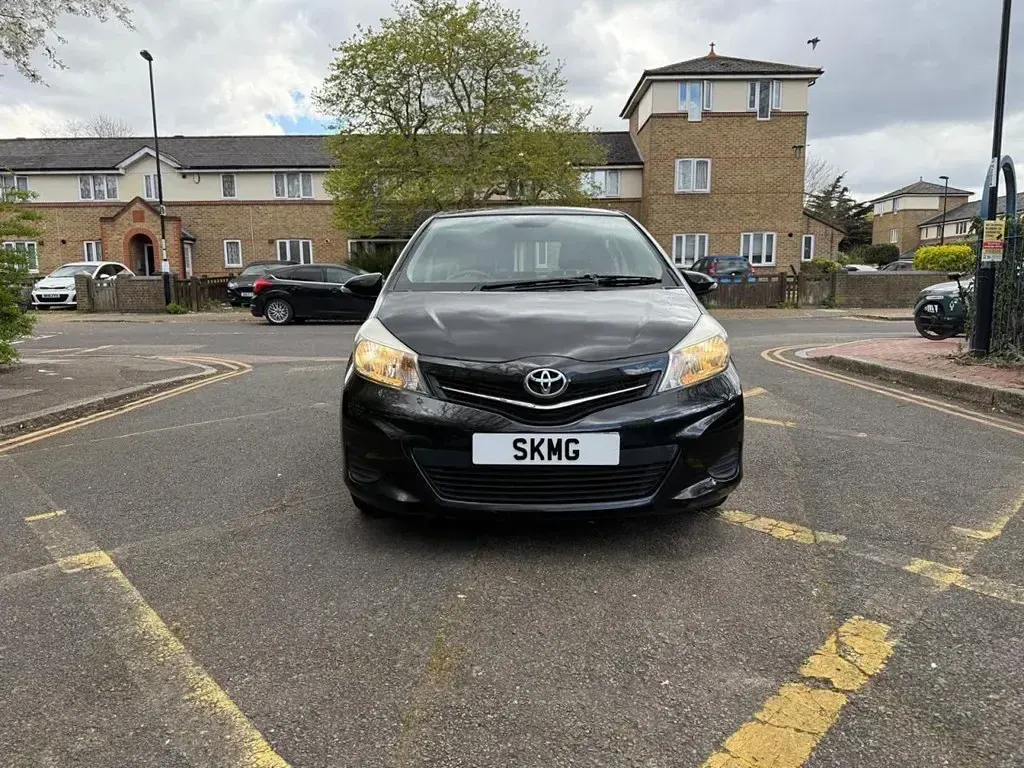 Used Toyota Yaris Multidrive S 101 HP (74 kW) 2013 Black Hatchback