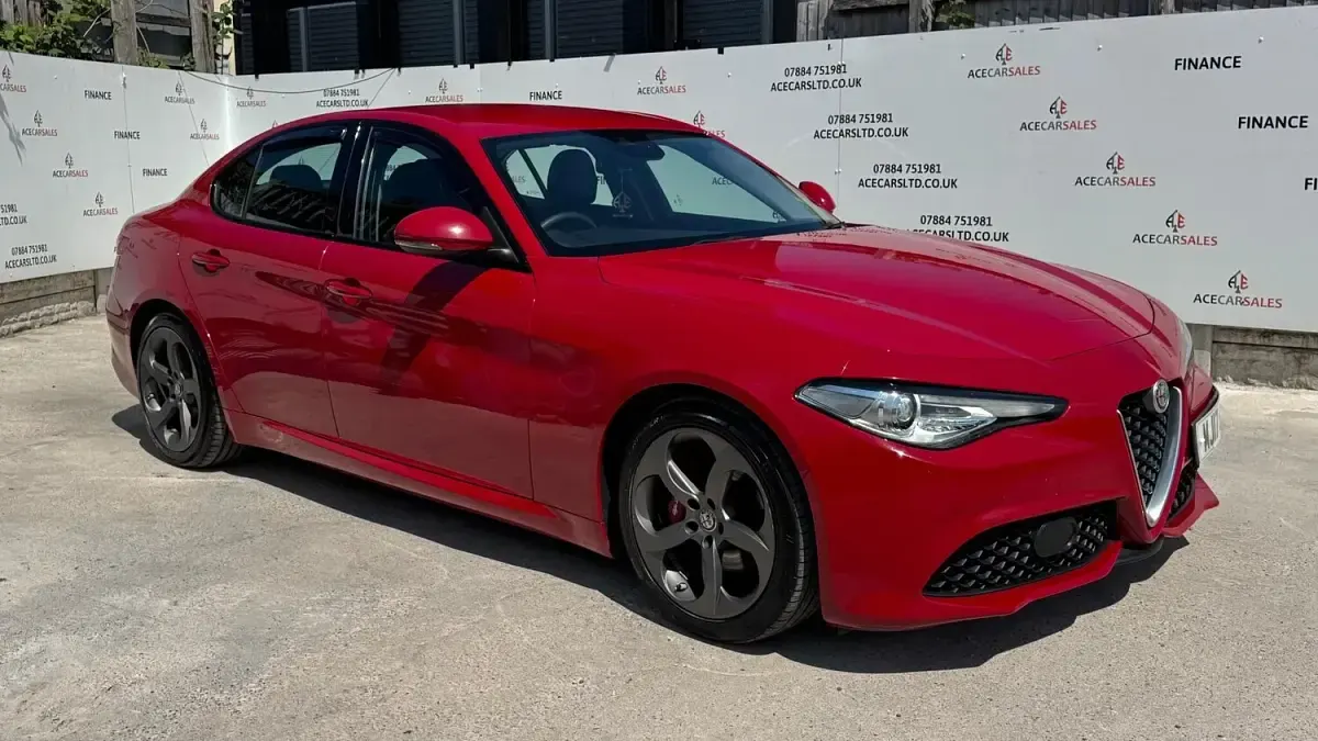 Used Alfa Romeo Giulia Edizione Speciale 180 HP (132 kW) 2017 Red Sedan