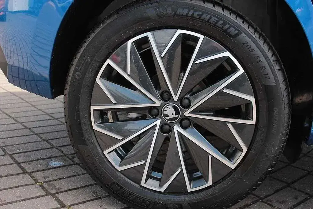 New Skoda Kamiq Design Edition 94 HP (69 kW) 2026 Race blue metallic black magic pearl effect SUV