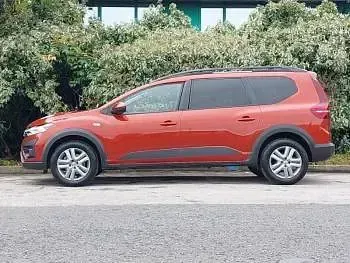 Usado Dacia Jogger Expression 109 HP (80 kW) 2023 Castanho Monovolume